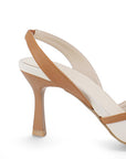 Vista trasera del tacón medio 8cm en zapatilla beige con naranja para dama de punta abierta