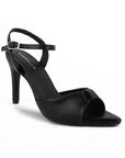 Vista diagonal de zapatillas negras para mujer con pulsera ajustable al tobillo punta fina abierta y tacón delgado de 10cm
