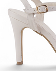 Vista trasera de tacón delgado medio de 10cm en zapatilla beige para mujer con pulsera ajustable
