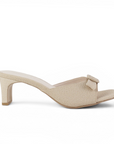 vista lateral de zapatillas beige para dama y tacón medio 6cm para dama