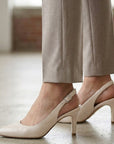 Zapatillas beige stiletto clásicas con talón descubierto y tacón medio 7cm para dama