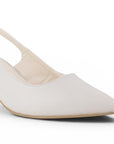 detalle del material sintético en zapatillas beige con tacón 7cm para dama