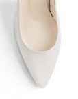 vista del detalle en punta de las zapatillas stiletto color beige con tacón 7cm para dama