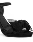 detalle del material satín en zapatillas negras de fiesta para dama