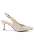 vista lateral de zapatillas beige de charol para dama con tacón medio 7cm y talón descubierto