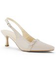 vista diagonal de zapatillas beige para dama de charol con talón descubierto y tacón medio 7cm