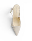 vista superior de zapatillas beige con terminación en punta de charol para dama