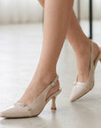 zapatillas beige de charol con terminación en punta, talón descubierto con tacón medio 7cm de dama