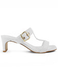 vista lateral de zapatillas blancas con hebilla dorada en tiras gruesas y tacón bajo 5cm para dama
