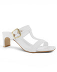 vista diagonal de zapatillas blancas con tacón bajo 5cm para dama