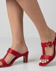 Zapatillas rojas con tiras anchas hebilla dorada y talón descubierto de tacón bajo 5cm