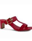 vista diagonal de zapatillas rojas con tacón bajo 5cm para dama