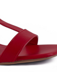 detalle del material sintético en zapatillas rojas para dama