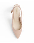 vista superior de zapatillas nude con terminación en punta de charol para dama