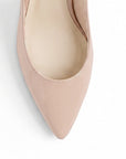 vista del detalle en terminación en punta de las zapatillas nude de charol para dama con talón descubierto