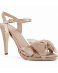 vista diagonal de zapatillas nude para dama con plataforma, moño y tacón alto 11cm