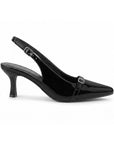 vista lateral de zapatillas negras de charol para dama con tacón medio 7cm y talón descubierto