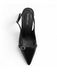 vista superior de zapatillas negras con terminación en punta de charol para dama