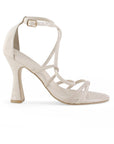 vista lateral en zapatillas beige de charol para dama con tiras cruzadas pulsera ajustable y tacón medio 10 cm