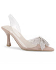 vista diagonal de zapatillas nude para dama con tacón medio 9cm destalonadas con moño de pedrería