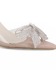 detalle del material sintético en zapatillas nude destalonadas para dama con moño y tacón medio 9 cm