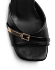 Vista de material sintético en zapatilla negra de meter para mujer con herraje punta cuadrada y tacón de 6cm