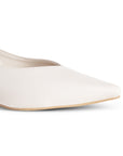 Detalle del material sintético en la plataforma beige para dama con altura baja 4cm y punta fina