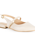 vista diagonal en zapatillas beige destalonadas de charol con tiras cruzadas y hebilla ajustable de piso para dama