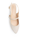 vista superior de zapatillas beige de piso destalonadas de charol con tiras cruzadas y hebilla ajustable
