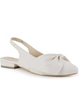 Vista diagonal de flats beige con moño para mujer con punta cerrada destalonada y correa ajustable trasera