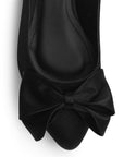 Vista de material shantung en flats negros para mujer con moño en punta fina destalonado con pulsera ajustable trasera