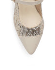 Vista de material charol en zapatilla destalonada para mujer con punta fina cerrada y tacón bajo de 5cm en color beige