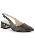 Vista diagonal de zapatilla destalonada para mujer con punta fina cerrada correa ajustable y tacón bajo cuadrado de 5cm en color gris