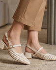 Zapatillas beige tejidas con correas ajustables y hebillas doradas de tacón bajo 4cm