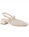 vista diagonal de zapatillas beige para dama tejidas con talón descubierto y tacón bajo 4cm