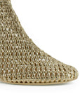 detalle del material sintético en las botas oro caladas de dama con tacón medio 8 cm