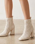 Botas beige tejidas y cortas con tacón medio 8cm para dama