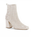 vista diagonal de botas beige con tacón medio 8cm para dama tejidas