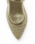 vista del detalle tejido y punta fina en zapatillas doradas para dama con doble correa ajustable y tacón bajo 5cm