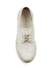 Vista superior del mocasín beige para dama tipo chunky con cordones al frente y tacón bajo 4cm
