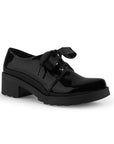 Vista diagonal del mocasín negro tipo chunky de charol con listones, tacón bajo 5 y plataforma