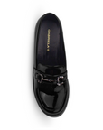 Vista superior del mocasín negro para dama con herraje metálico decorativo, punta redonda y tacón bajo 5cm