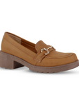 Vista diagonal del mocasín café con punta redonda, herraje decorativo plataforma y tacón bajo 5cm