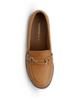Vista superior del mocasín café para dama con herraje metálico decorativo, punta redonda y tacón bajo 5cm