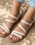 Sandalias beige con tiras cruzadas en el empeine y herraje ajustable de suela baja para dama