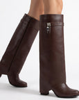 Botas cafés desmontables para dama con tacón medio 9cm y detalle metálico lateral