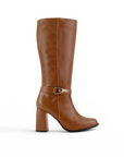 vista lateral de botas cafés con hebilla dorada y tacón medio 8cm para dama