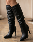 botas negras con detalle plisado para dama con tacón alto 11cm y punta estilizada