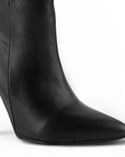detalle del material sintético de las botas negras para dama