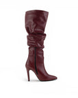 vista superior de botas vino para dama con punta y tacón 11 cm